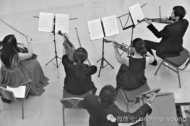 今天下午，国航总部大楼上演了一场中国雅歌音乐会。且看小团的最新报道——